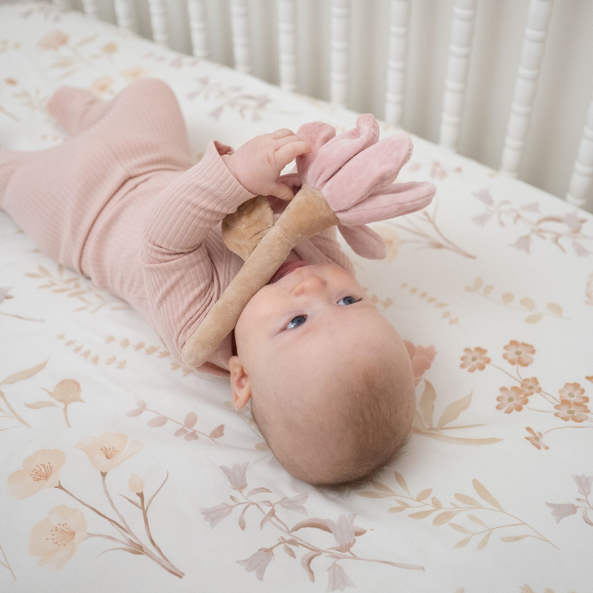 7058. パステル・baby ベビー オーナメント Baby Plush Flower Rattle Toy | Crane Baby